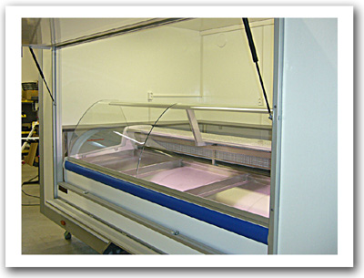 Yksiakselinen kalanmyyntivaunu.