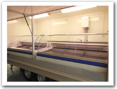 Kalanmyyntivaunu teliakselistolla.