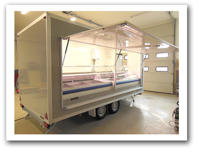 Kalanmyyntivaunu teliakselistolla.