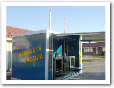 Vaunu, jossa kylm�huone, tavaratila ja savustustila, jossa 2 uunia.