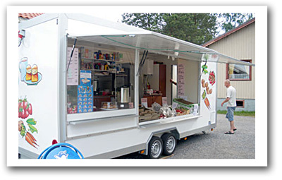 Erilaisia myyntivaunuja.