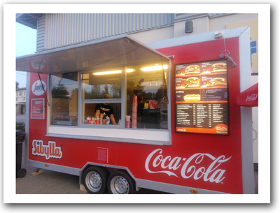 Grilli- ja hampurilaisvaunuja.